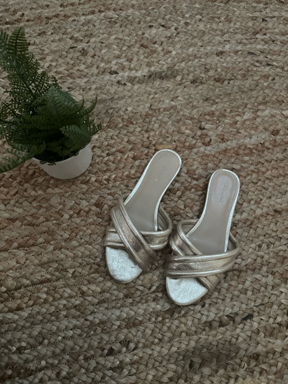 ANN TAYLOR GOLD SANDALS